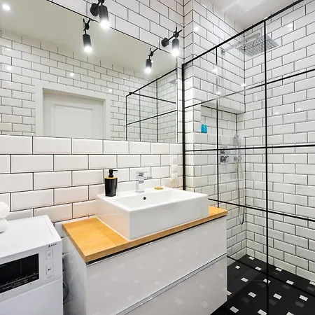 Lekka By Bookinghost * Warschau